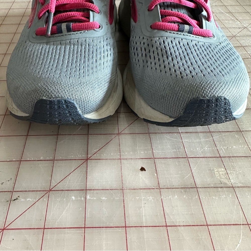 Brooks Womens running shoes in Grey and Pink Size 9 Medium - Picture 2 of 8